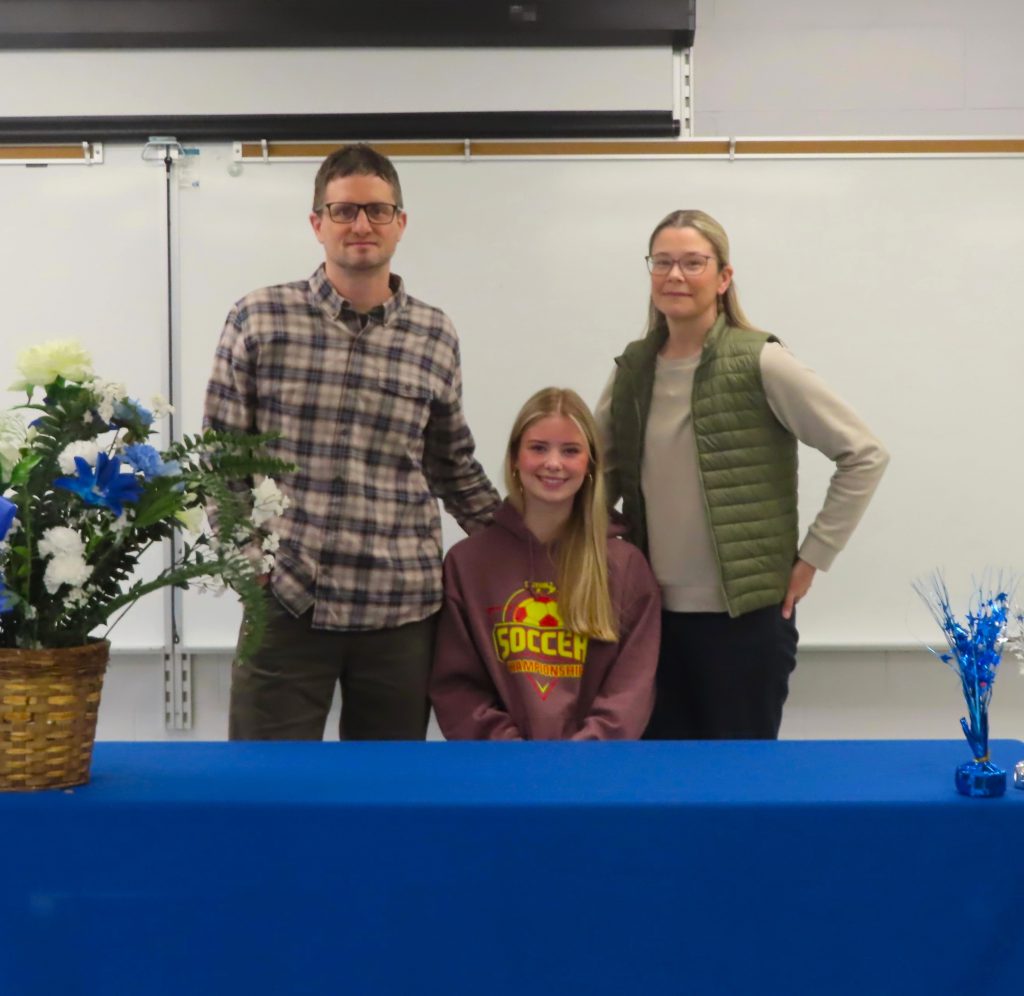 Valedictorian-Leah-with-dad-and-mom